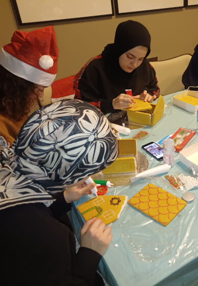 Christmas Gingerbread House Decorating for Teams